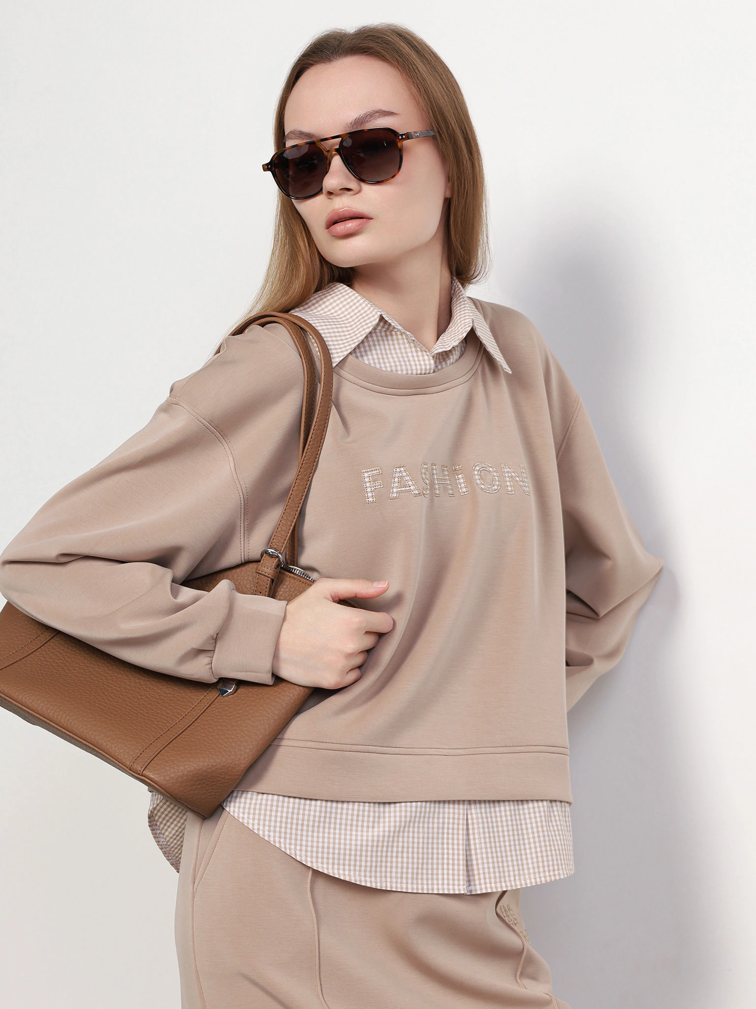 Толстовка бежевого цвета с имитацией